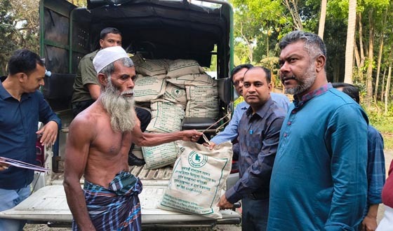 চিতলমারীতে ৪০ পরিবারের মাঝে খাদ্যসহায়তা প্রদান