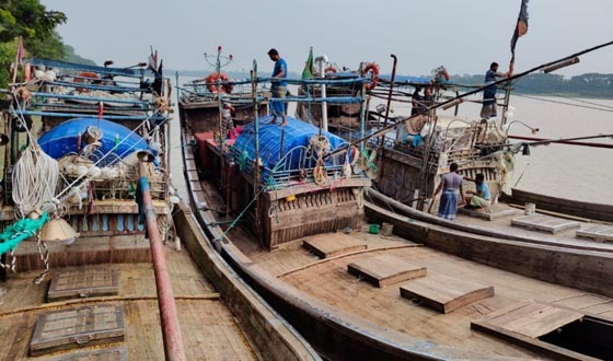 জ্বালানি সংকটে পাড়েরহাট মৎস্য বন্দরে ট্রলার চলাচল প্রায় বন্ধ