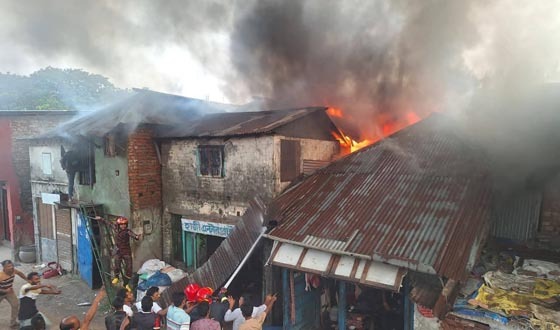 বরিশালে বস্তিতে ভয়াবহ অগ্নিকান্ডে পাঁচটি ঘর ভস্মিভূত