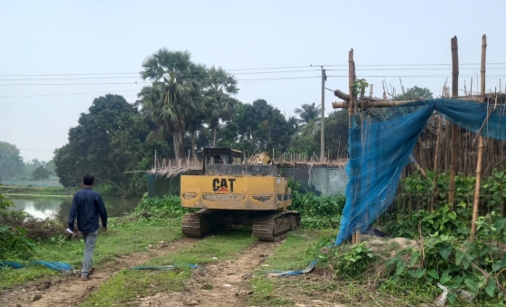 বাগমারায় টপসয়েল কাটার বিরুদ্ধে অভিযান, এস্কেভেটর অকেজো