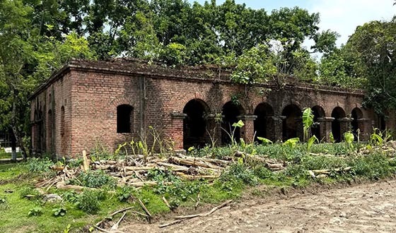 অবহেলায় হারিয়ে যাচ্ছে নীলফামারীর নীলকুঠি