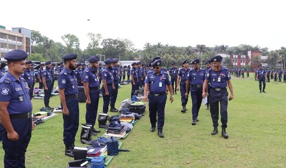 সাতক্ষীরায় পুলিশ সুপারের কিট প্যারেড পরিদর্শন