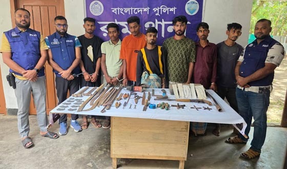 রামুতে অস্ত্র ও গোলাবারুদসহ ৭ ডাকাত আটক