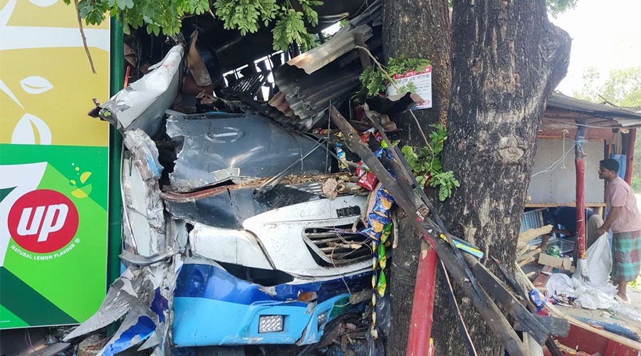 লোহাগাড়ায় দুই বাসের মুখোমুখি সংঘর্ষ, ৪ যাত্রী নিহত, আহত ১৫