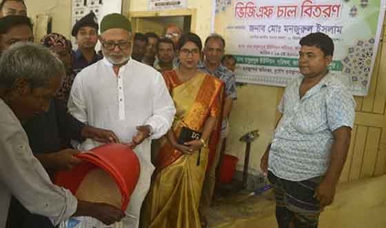 কাহারোলে পবিত্র ঈদ-উল আযহা উপলক্ষ্যে ভিজিএফ চাল বিতরণ