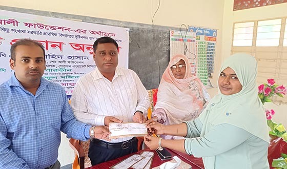হরিণাকুন্ডুতে সরকারি প্রাথমিক বিদ্যালয়ের ছাদ বাগান তৈরীর চেক বিতরণ