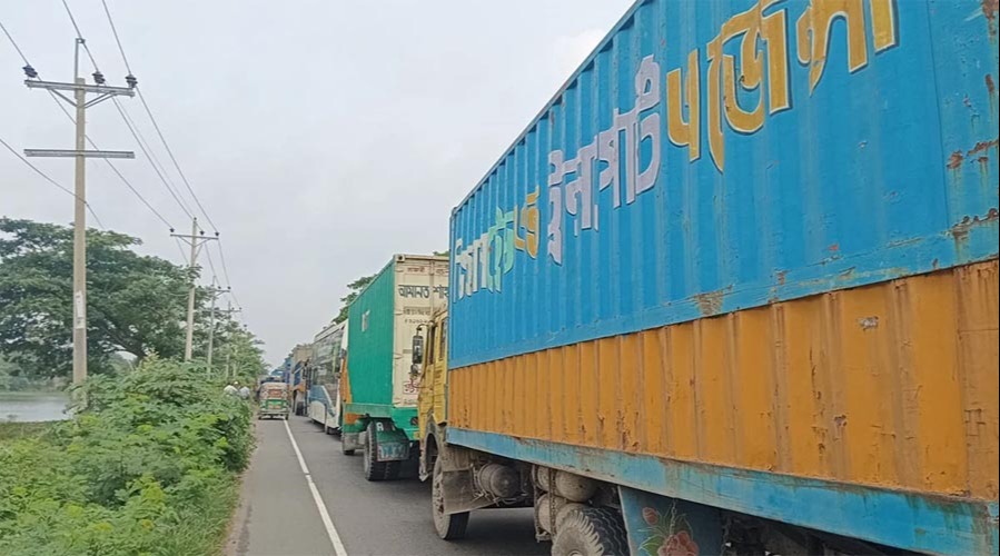 ভোর থেকে যানজট, ভ্যাপসা গরমে ঢাকা-চট্টগ্রাম মহাসড়কে নাকাল যাত্রীরা