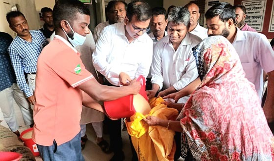 রহনপুর পৌরসভায় ভিজিএফের চাল বিতরণ শুরু
