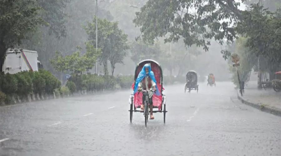স্বস্তির বৃষ্টিতে ভিজল ঢাকা, কমল ভ্যাপসা গরমের অস্বস্তি