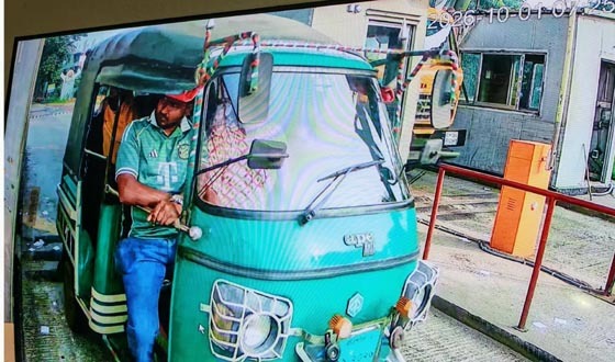 বাবুগঞ্জে সিএনজিতে তুলে স্কুলশিক্ষিকাকে অস্ত্রের মুখে জিম্মি করে ছিনতাই