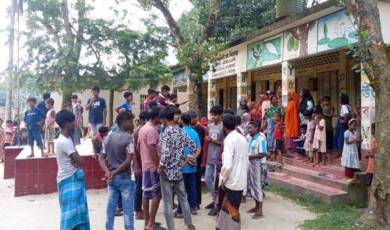 কাহারোলে শিক্ষক কর্তৃক শিক্ষার্থীদের হেনস্থ, শিক্ষা অফিসার অবরুদ্ধ