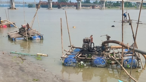 অবৈধভাবে বালু উত্তোলনে সোনাহাট নির্মাণাধীন সেতু ঝুঁকিপূর্ণ
