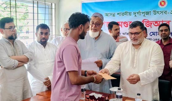 নকলার ১৯টি পূজামণ্ডপে জিআর চাল বিতরণ
