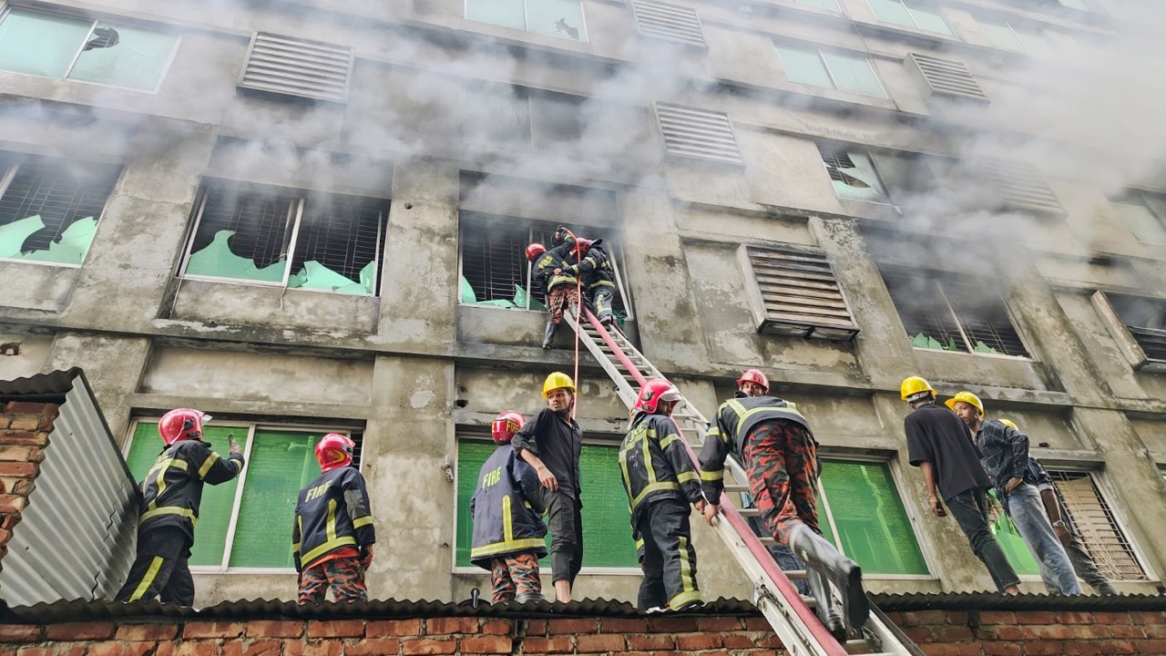 গাজীপুরে পোশাক কারখানায় সাড়ে ৩ ঘণ্টা পর আগুন নিয়ন্ত্রণে