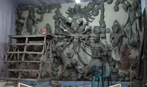 দুর্গাপূজাকে ঘিরে বরিশালে চলছে প্রস্তুতি, ৬৩৭ মণ্ডপে প্রতিমা তৈরি