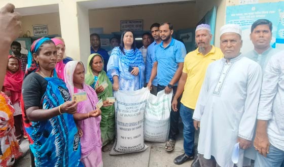 বাবুগঞ্জে জেলেদের মাঝে ভিজিএফের চাল বিতরণ