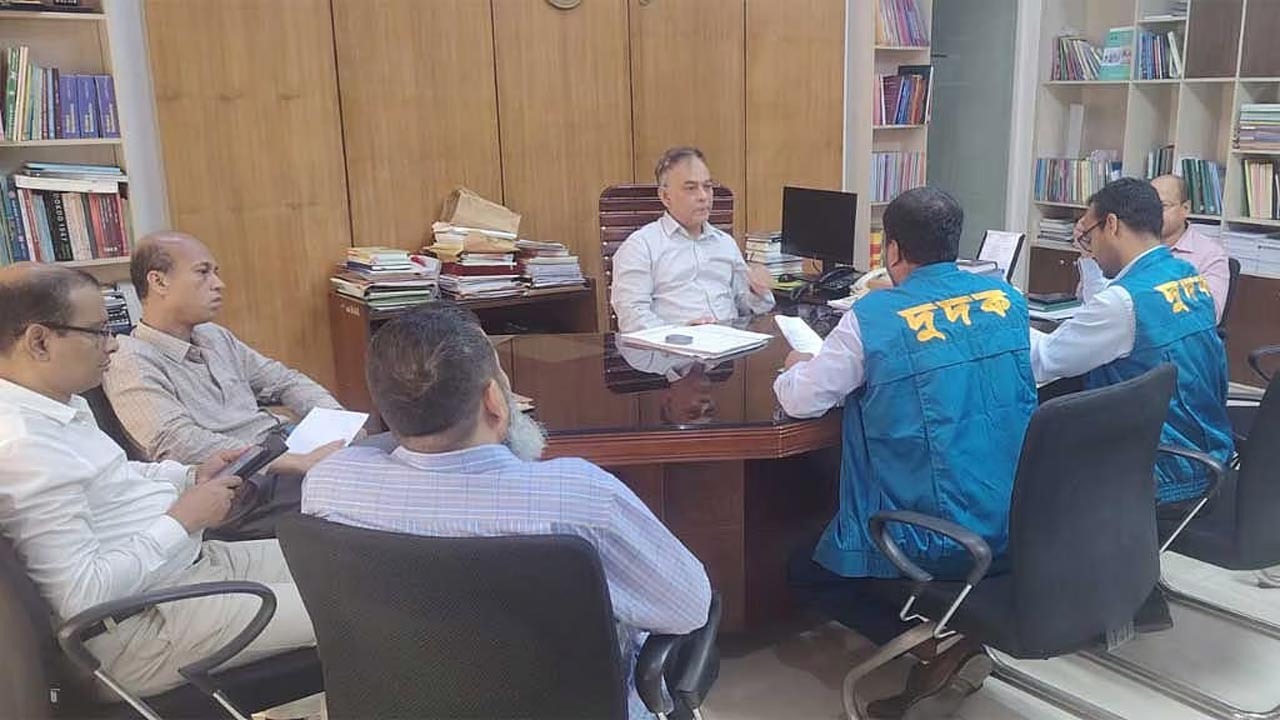 বই ছাপায় ২৫২ কোটি টাকা বাড়তি ব্যয়ের অভিযোগ, এনসিটিবিতে দুদকের অভিযান