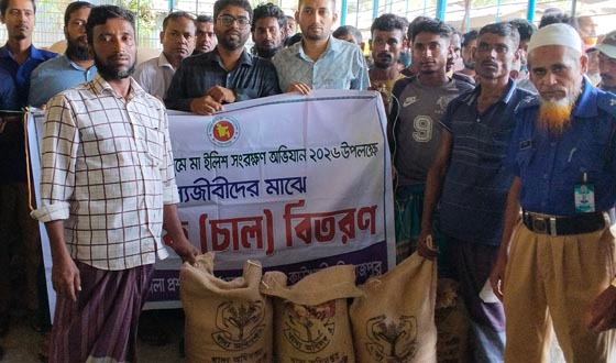 কাউখালীতে জেলে পরিবারের মাঝে চাল বিতরণ