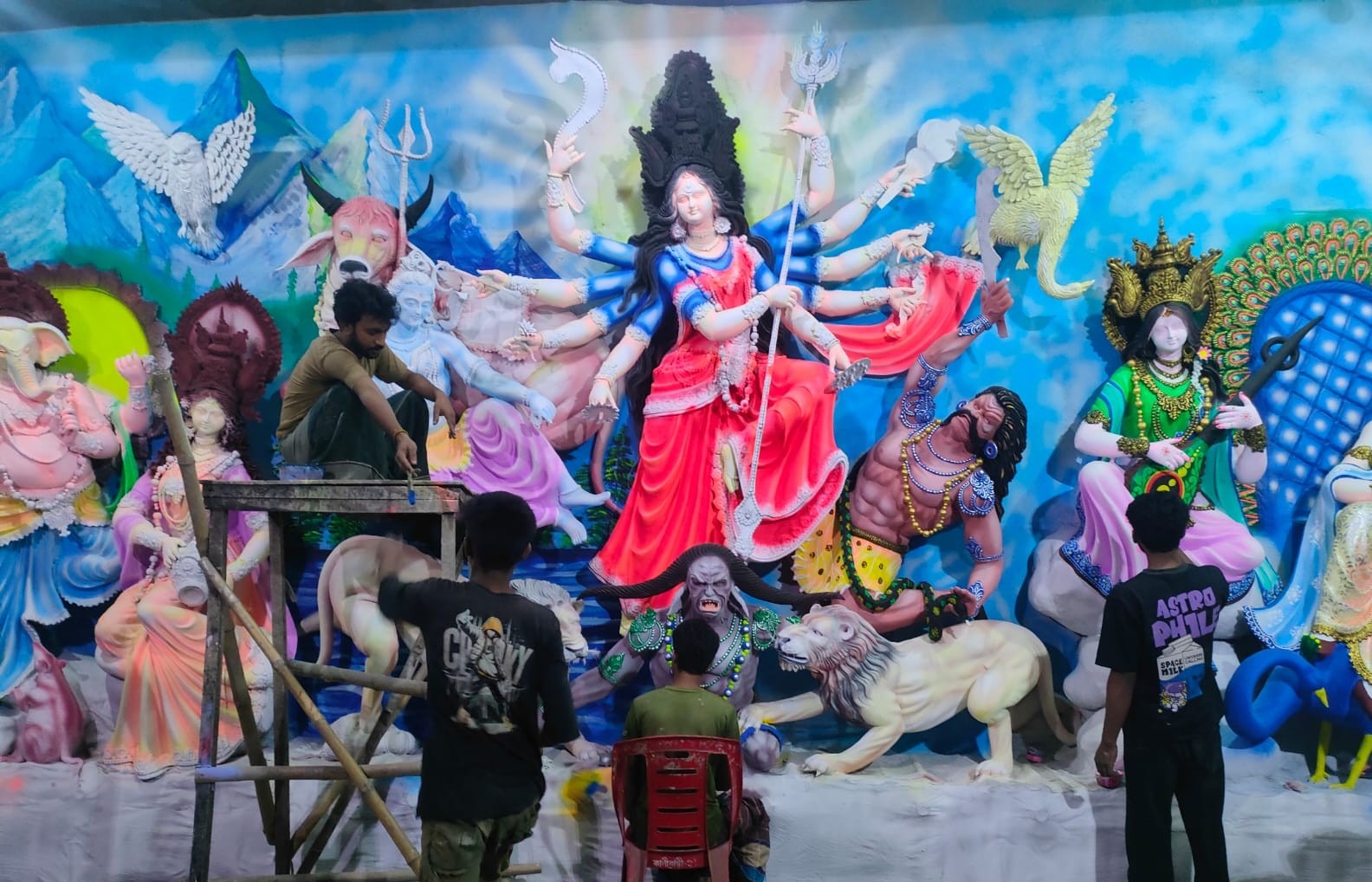 শিল্পীদের হাতের ছোঁয়ায় মাটির প্রতিমা হয়ে উঠছে অপরূপ সৌন্দর্য্যে