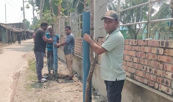 কয়রার কাশিয়াবাদ স্টেশনের বাউন্ডারিতে জাম ও লিচুর চারা রোপন