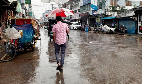 সৈয়দপুরে শরতে হালকা বাতাস, গুঁড়ি গুঁড়ি বৃষ্টি, পথচারীদের দুর্ভোগ
