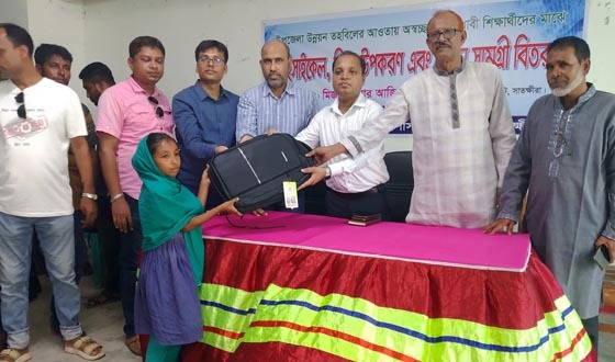 দেবহাটায় বাই সাইকেল, স্কুল ব্যাগ ও ক্রীড়া সামগ্রী বিতরন