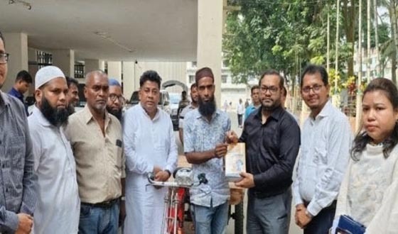 চাঁদপুরে দুই সাজাপ্রাপ্ত ব্যক্তির মাঝে মোটরচালিত ভ্যান বিতরণ