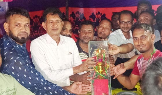 ফখরুল স্মৃতি সংসদের ৮ দলীয় ফুটবল টুর্নামেন্টের পুরস্কার বিতরণ