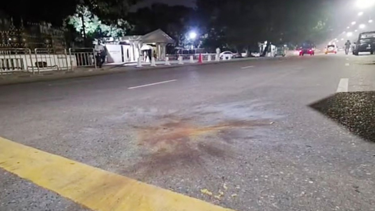 প্রধানমন্ত্রীর কার্যালয়ের সামনে ককটেল নিক্ষেপ, আটক ৩