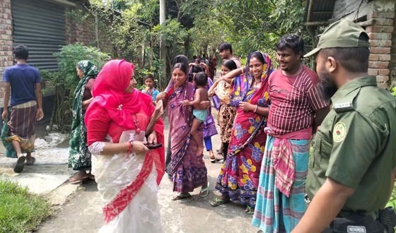 কালীগঞ্জে অসহায় বৃদ্ধার পারিবারিক বিরোধ মিটিয়ে ঘরে ফেরালেন ইউএনও
