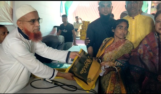 ভালুকায় দুর্গাপূজা উপলক্ষে উপহার পেলেন সনাতন ধর্মাবলন্বীরা