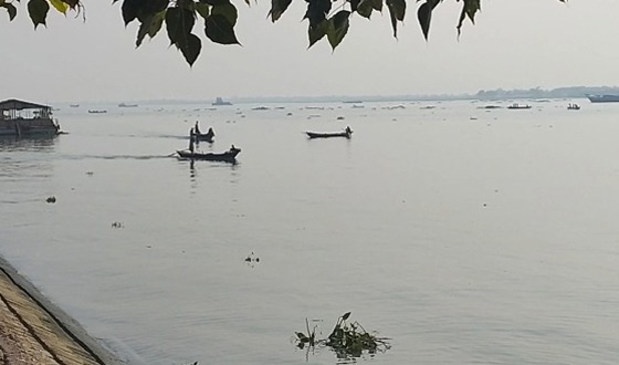 মুন্সীগঞ্জের গজারিয়া হোসেন্দী ইউনিয়ন ইসমানিচর এলাকায়  মেঘনা নদীতে অবাধে চলছে ইলিশ মাছ শিকার