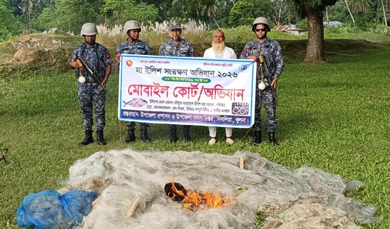 খুলনায় ইলিশ মাছ শিকারীদের প্রতিরোধে মোবাইল কোর্টের অভিযান