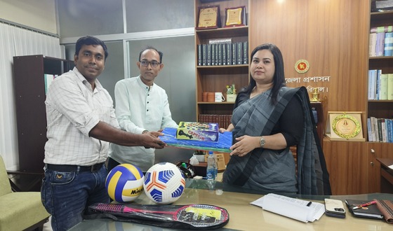 উপজেলা প্রশাসনকে ক্রীড়া সামগ্রী দিল আফসানা আরিফ ফাউন্ডেশন