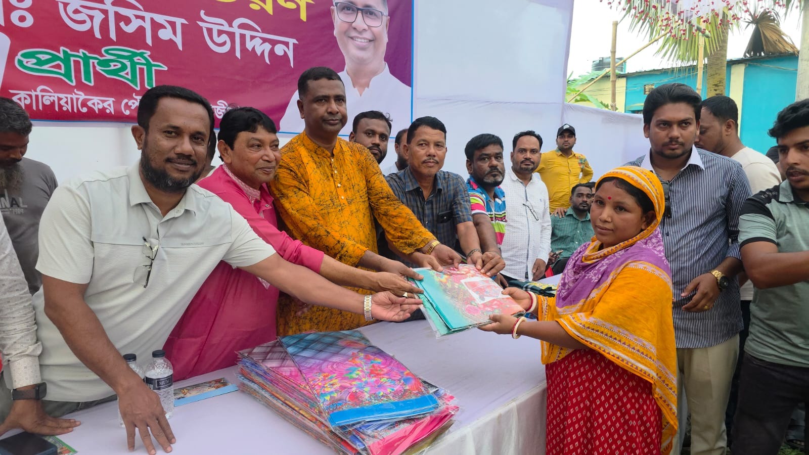 কালিয়াকৈরে ৪শ সনাতন ধর্মাবলম্বী পরিবারের মাঝে বস্ত্র বিতরণ করেন