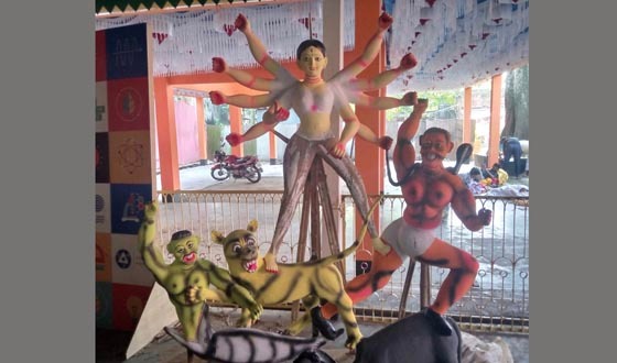 ঈশ্বরদীতে মণ্ডপে মণ্ডপে শেষ মুহূর্তের প্রস্তুতি, ব্যস্ত প্রতিমা শিল্পীরা