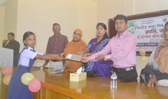 কাহারোলে বিজয়ীদের মাঝে পুরস্কার বিতরণ