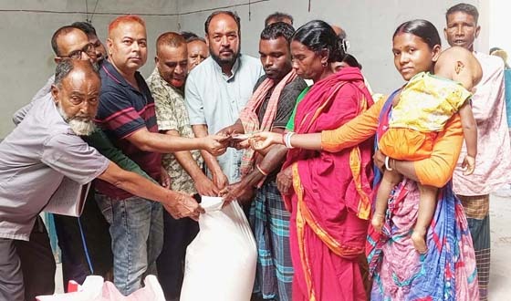 ধামইরহাটে দুর্গাপূজা উপলক্ষে চাল ও অর্থ বিতরণ