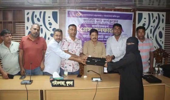 পাইকগাছায় ফ্যামিলি কার্ডের তথ্য সংগ্রহে ট্যাব বিতরণ