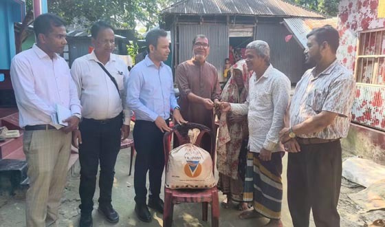 ৮ অন্ধ প্রতিবন্ধী পরিবারকে সহায়তা দিয়ে মুখে হাসি ফোটালেন ইউএনও