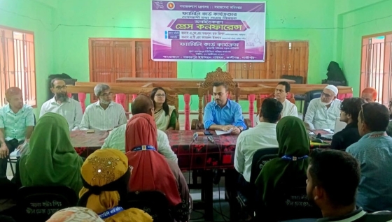 ফ্যামিলি কার্ডের তথ্য সংগ্রহ শুরু বাড়ি বাড়ি গিয়ে ট্যাবলেটের মাধ্যমে তথ্য নিচ্ছেন তথ্য সংগ্রহকারীরা