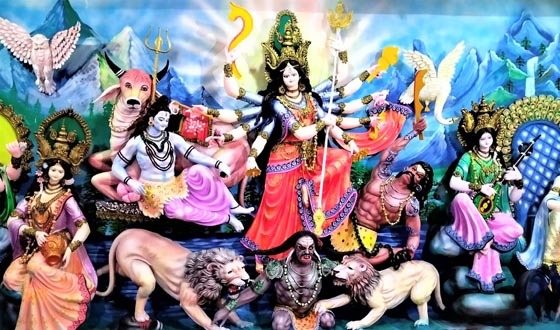টাঙ্গাইলের ১৩৫৭ মণ্ডপে দেবীর অবয়ব, তুলির শেষ আঁচড়ে মূর্ত হচ্ছেন দেবী দুর্গা