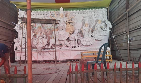 শেষ তুলির আঁচড়ে সৈয়দপুরে সাজানো হচ্ছে দেবীদুর্গাকে