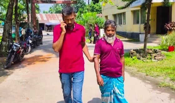 জামালপুরে বাজিতে জীবন্ত পাখি ভক্ষণকারী আটক