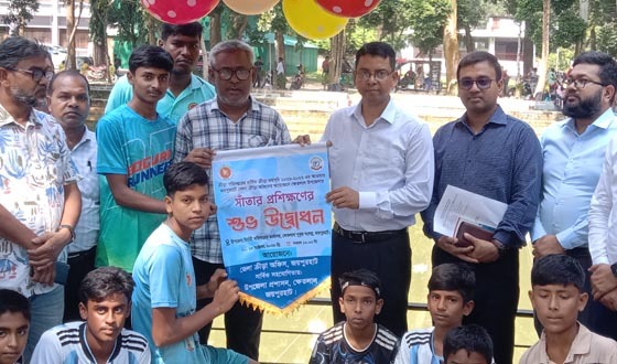 ক্ষেতলালে সাঁতার প্রশিক্ষণের উদ্বোধন করলেন জেলা প্রশাসক