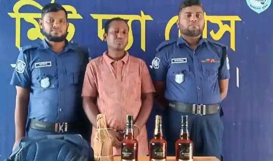 হাকিমপুরে মদসহ আটক ভারতীয় নাগরিক, উদ্ধার ৪ বোতল
