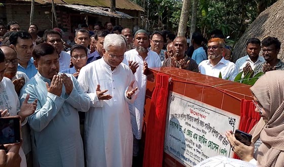 ঘোড়াঘাটে সড়ক উন্নয়নকাজের উদ্বোধন করলেন মন্ত্রী জাহিদ হোসেন