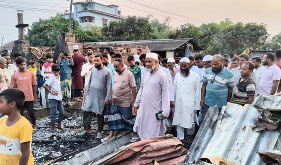 বিস্কুট কারখানায় আগুন ক্ষতিগ্রস্ত ব্যবসায়ীকে সহায়তা দিলেন এমপি