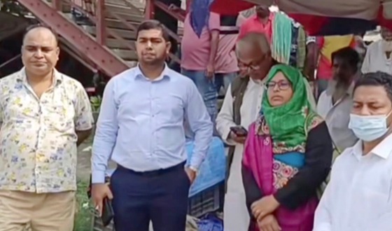 ঈশ্বরদীতে প্রশাসনের অভিযানে জেলিযুক্ত চিংড়ি মাছ উদ্ধার