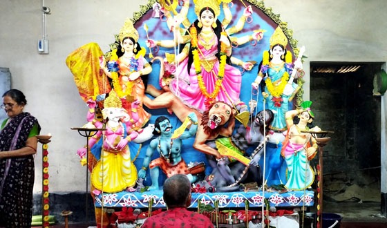 চাটমোহরে মন্ডপে মন্ডপে উপচেপড়া ভিড়